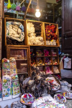 La Paz Cadıları Pazarı 'nda (El Mercado de Las Brujas de La Paz) satılık fetüsler La Paz, Bolivya' nın merkezinde, Güney Amerika