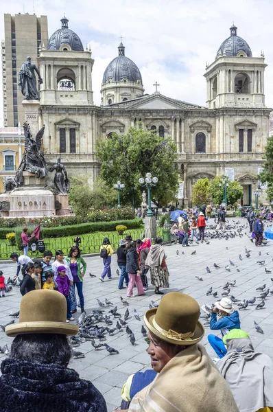 Twee Boliviaanse dames op de Plaza Murillo in La Paz — Stockfoto