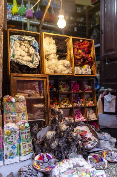 Feti di lama in vendita al Mercato delle Streghe La Paz (El Mercado de Las Brujas de La Paz) nel centro di La Paz, Bolivia, Sud America — Foto Stock