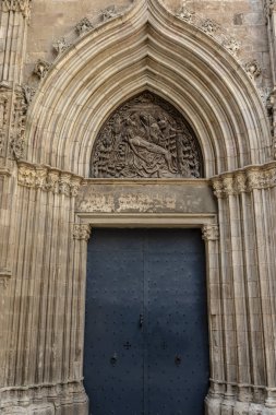 Barcelona, Katalonya, İspanya 'nın Gotik Mahallesi' ndeki Carrer Dels Comtes Caddesi 'ndeki bir Ortaçağ Kilisesi' nin cephesi