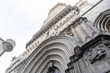 Barcelona, Katalonya, İspanya 'nın Gotik Mahallesi' ndeki Carrer Dels Comtes Caddesi 'ndeki bir Ortaçağ Kilisesi' nin cephesi