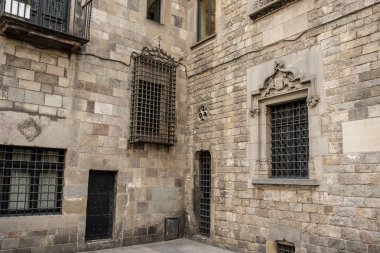Barcelona, Katalonya, İspanya 'daki Barrio Gotico' da bir Ortaçağ binasının cephesi