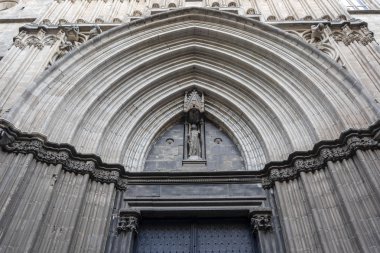 Barcelona, Katalonya, İspanya 'nın Gotik Mahallesi' ndeki Carrer Dels Comtes Caddesi 'ndeki bir Ortaçağ Kilisesi' nin cephesi