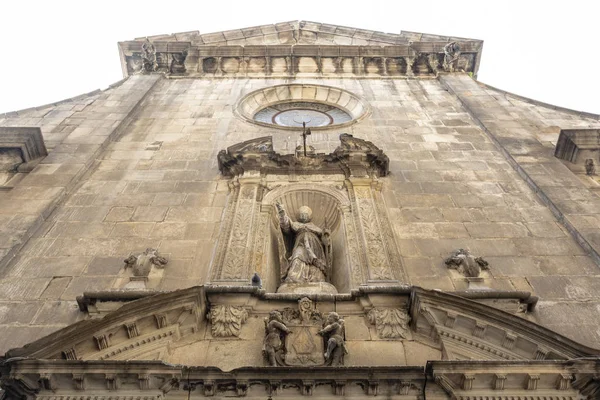 Gebouw van de kerk van Sint Philip Neri op het plein Plaza Neri in de Gotische wijk (Barrio Gotico) in Barcelona, Spanje — Stockfoto