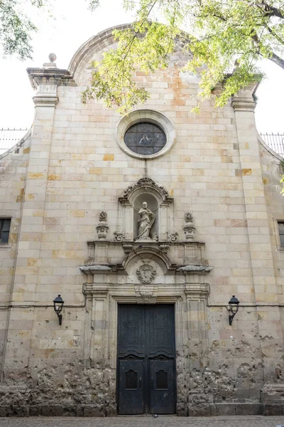 Fasáda kostela sv. Filipa Neriho na náměstí Plaza Neri v gotické čtvrti (Barrio Gotico) v Barceloně, Španělsko — Stock fotografie