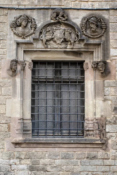 Jendela tua di sebuah bangunan Abad Pertengahan di Gothic Quarter (Barrio Gotico) di Barcelona, Catalunya, Spanyol — Stok Foto