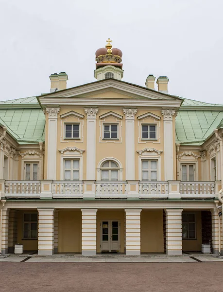 Ораниенбаум, дворец Александра Меньшикова рядом с Санкт-Петром — стоковое фото