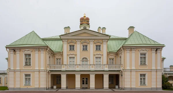 Oranienbaum, het paleis van Alexander Menshikov dicht bij St Peter — Stockfoto