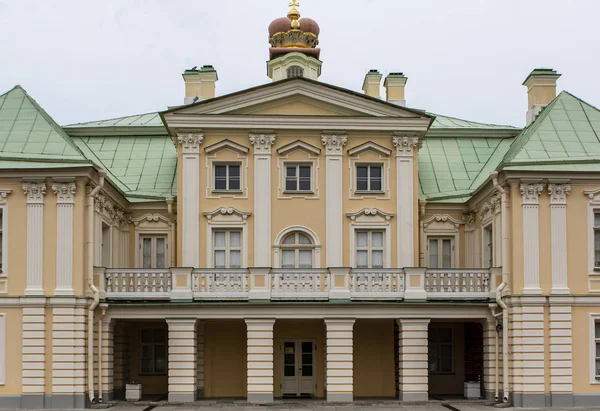 Oranienbaum, het paleis van Alexander Menshikov dicht bij St Peter — Stockfoto