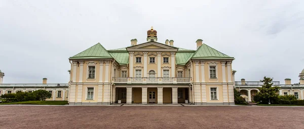 Oranienbaum, het paleis van Alexander Menshikov dicht bij St Peter — Stockfoto