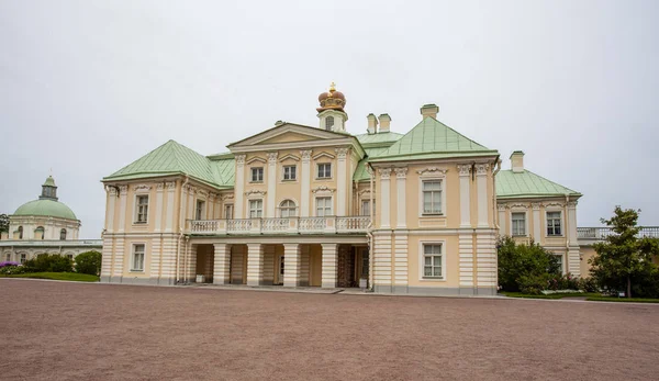 Ораниенбаум, дворец Александра Меньшикова рядом с Санкт-Петром — стоковое фото