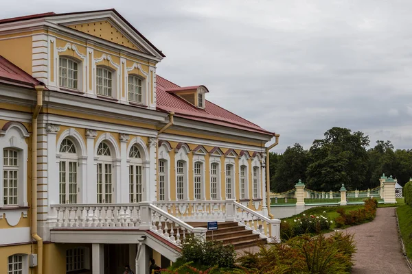 Oranienbaum, het paleis van Alexander Menshikov dicht bij St Peter — Stockfoto