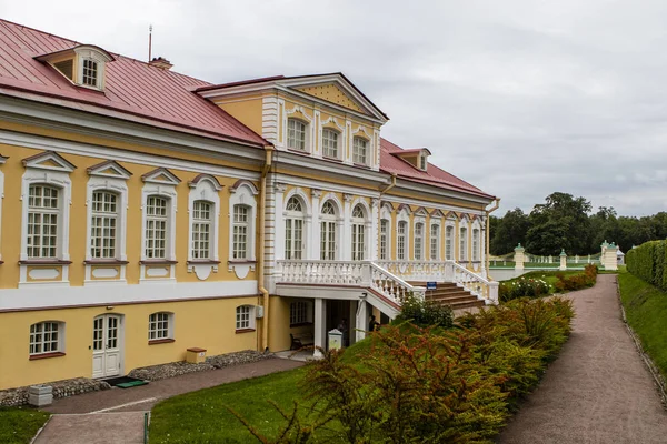 オラニエンバウム、サンピエターに近いアレクサンドル・メンシコフ宮殿 — ストック写真