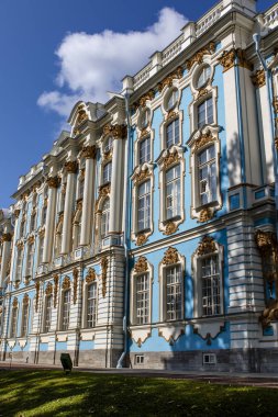 Catherine Sarayı'nın zengin dekore edilmiş dış yüzeyi Puşkin/ Tsarkoe Selo, Saint Petersburg, Rusya'da Unesco Dünya Mirası listesinde yer almaktadır.