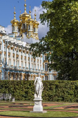 Catherine Sarayı'nın zengin dekore edilmiş dış yüzeyi Puşkin/ Tsarkoe Selo, Saint Petersburg, Rusya'da Unesco Dünya Mirası listesinde yer almaktadır.
