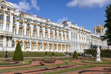 Catherine Sarayı'nın zengin dekore edilmiş dış yüzeyi Puşkin/ Tsarkoe Selo, Saint Petersburg, Rusya'da Unesco Dünya Mirası listesinde yer almaktadır.