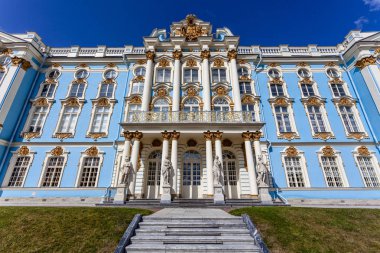 Catherine Sarayı'nın zengin dekore edilmiş dış yüzeyi Puşkin/ Tsarkoe Selo, Saint Petersburg, Rusya'da Unesco Dünya Mirası listesinde yer almaktadır.