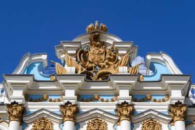 Catherine Sarayı'nın zengin dekore edilmiş dış yüzeyi Puşkin/ Tsarkoe Selo, Saint Petersburg, Rusya'da Unesco Dünya Mirası listesinde yer almaktadır.