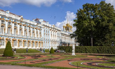 Catherine Sarayı'nın zengin dekore edilmiş dış yüzeyi Puşkin/ Tsarkoe Selo, Saint Petersburg, Rusya'da Unesco Dünya Mirası listesinde yer almaktadır.