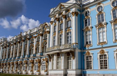 Catherine Sarayı'nın zengin dekore edilmiş dış yüzeyi Puşkin/ Tsarkoe Selo, Saint Petersburg, Rusya'da Unesco Dünya Mirası listesinde yer almaktadır.