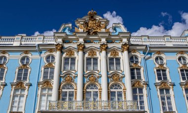 Catherine Sarayı'nın zengin dekore edilmiş dış yüzeyi Puşkin/ Tsarkoe Selo, Saint Petersburg, Rusya'da Unesco Dünya Mirası listesinde yer almaktadır.