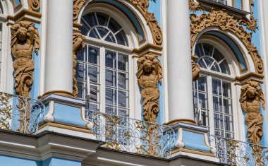 Catherine Sarayı'nın zengin dekore edilmiş dış yüzeyi Puşkin/ Tsarkoe Selo, Saint Petersburg, Rusya'da Unesco Dünya Mirası listesinde yer almaktadır.