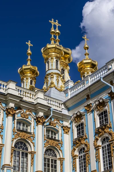 Catherine Sarayı'nın zengin dekore edilmiş dış yüzeyi Puşkin/ Tsarkoe Selo, Saint Petersburg, Rusya'da Unesco Dünya Mirası listesinde yer almaktadır.