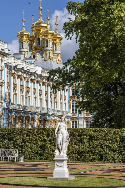 Catherine Sarayı'nın zengin dekore edilmiş dış yüzeyi Puşkin/ Tsarkoe Selo, Saint Petersburg, Rusya'da Unesco Dünya Mirası listesinde yer almaktadır.
