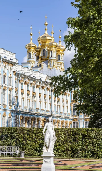 Catherine Sarayı'nın zengin dekore edilmiş dış yüzeyi Puşkin/ Tsarkoe Selo, Saint Petersburg, Rusya'da Unesco Dünya Mirası listesinde yer almaktadır.