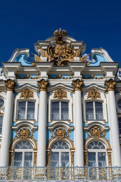 プーシキン ツァルコエ サンクトペテルブルク ロシアのユネスコ世界遺産に登録されたキャサリン宮殿の豊かな装飾された外観 — ストック写真