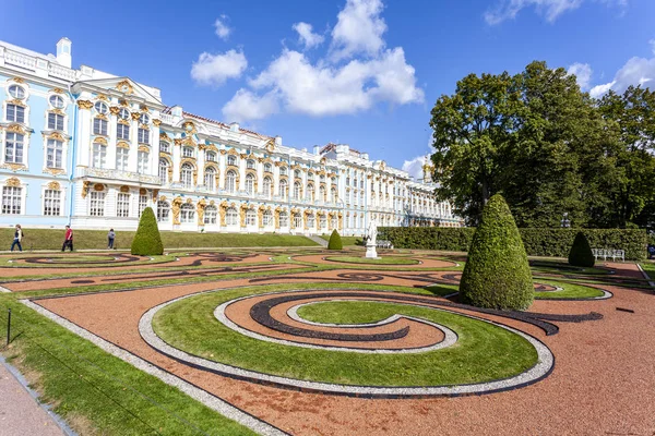 Catherine Sarayı'nın zengin dekore edilmiş dış yüzeyi Puşkin/ Tsarkoe Selo, Saint Petersburg, Rusya'da Unesco Dünya Mirası listesinde yer almaktadır.