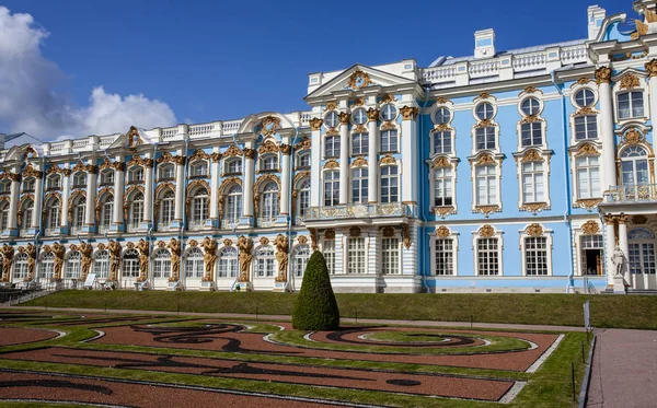 Catherine Sarayı'nın zengin dekore edilmiş dış yüzeyi Puşkin/ Tsarkoe Selo, Saint Petersburg, Rusya'da Unesco Dünya Mirası listesinde yer almaktadır.