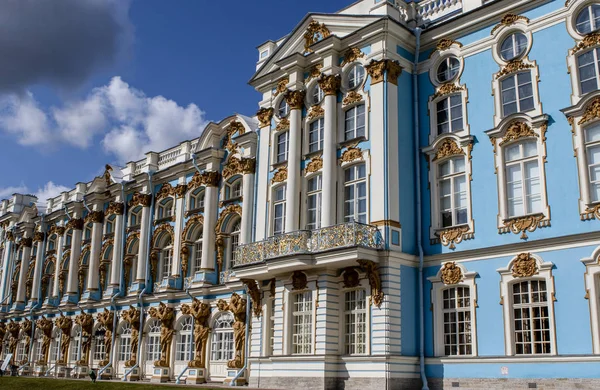 Catherine Sarayı'nın zengin dekore edilmiş dış yüzeyi Puşkin/ Tsarkoe Selo, Saint Petersburg, Rusya'da Unesco Dünya Mirası listesinde yer almaktadır.