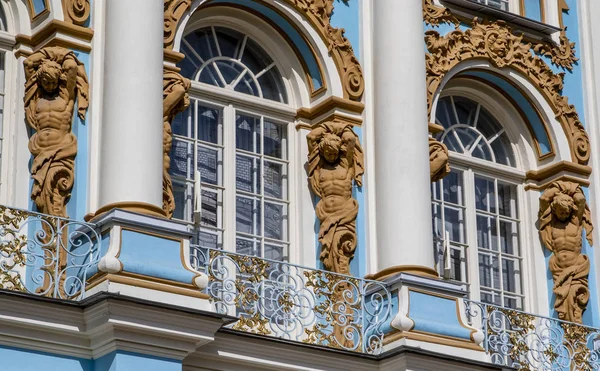 Catherine Sarayı'nın zengin dekore edilmiş dış yüzeyi Puşkin/ Tsarkoe Selo, Saint Petersburg, Rusya'da Unesco Dünya Mirası listesinde yer almaktadır.