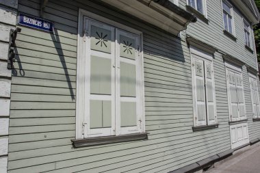 Riga, Letonya, Avrupa 'nın eski merkezinde eski bir ahşap evin cephesi