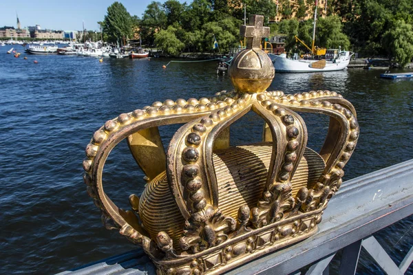 Złota korona na moście Skeppsholmsbron w Sztokholmie, Szwecja — Zdjęcie stockowe