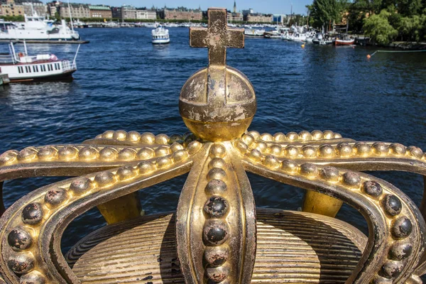 İsveç, Stockholm 'deki Skeppsholmsbron köprüsünde yaldızlı taç — Stok fotoğraf