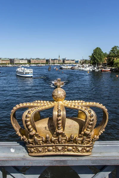 İsveç, Stockholm 'deki Skeppsholmsbron köprüsünde yaldızlı taç — Stok fotoğraf