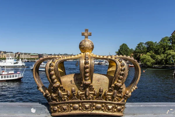 İsveç, Stockholm 'deki Skeppsholmsbron köprüsünde yaldızlı taç — Stok fotoğraf