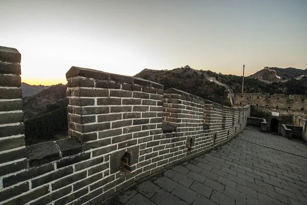 Salida del sol en la Gran Muralla en Mutianyu, China — Foto de Stock