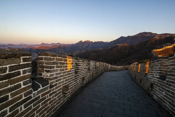 Salida del sol en la Gran Muralla de Mutianyu - China —  Fotos de Stock