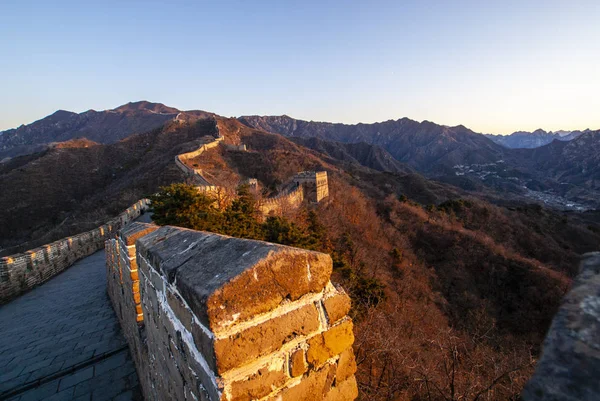 Mutianyu 'daki Çin Seddi' nde gün doğumu. — Stok fotoğraf