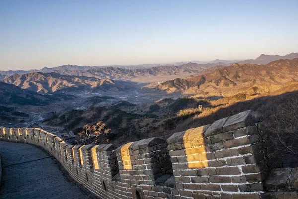 Mutianyu 'daki Çin Seddi' nde gün doğumu. — Stok fotoğraf