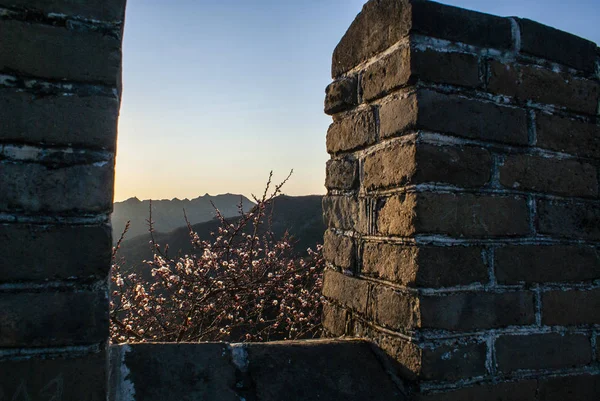 Salida del sol en la Gran Muralla de Mutianyu - China — Foto de Stock