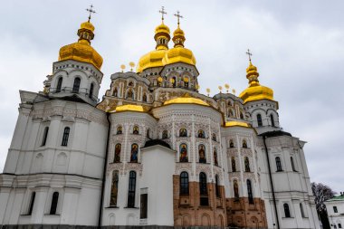 Ukrayna 'daki Kiev Pechersk Lavra manastırında altın kubbeli Rus Ortodoks kilisesi.