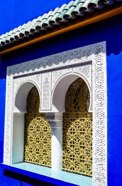 Marakeş 'te Jardin Majorelle Bahçesi' nde (Yves Saint Laurent) sarı ve mavi ile süslenmiş duvar - Kuzey Afrika