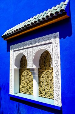 Marakeş 'te Jardin Majorelle Bahçesi' nde (Yves Saint Laurent) sarı ve mavi ile süslenmiş duvar - Kuzey Afrika