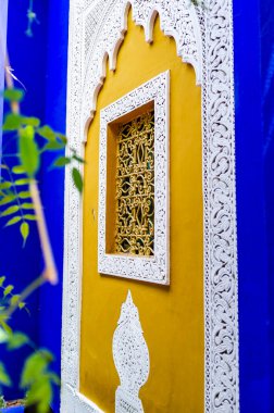 Marakeş 'te Jardin Majorelle Bahçesi' nde (Yves Saint Laurent) sarı ve mavi ile süslenmiş duvar - Kuzey Afrika