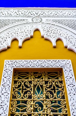 Marakeş 'te Jardin Majorelle Bahçesi' nde (Yves Saint Laurent) sarı ve mavi ile süslenmiş duvar - Kuzey Afrika