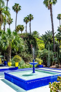 Marakeş 'teki Le Jardin Majorelle bahçesinde (Yves Saint Laurent) mavi çeşme - Fas - Kuzey Afrika